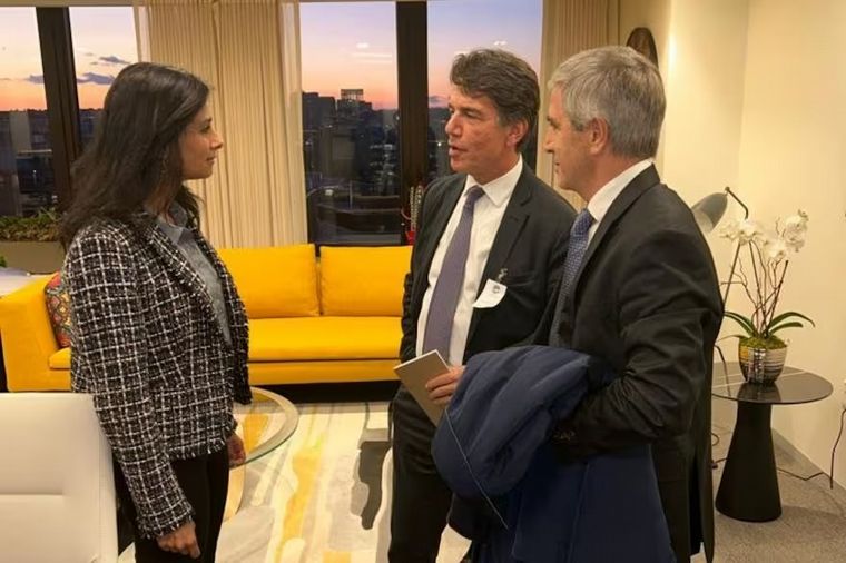 Santiago Caputo con representantes del FMI